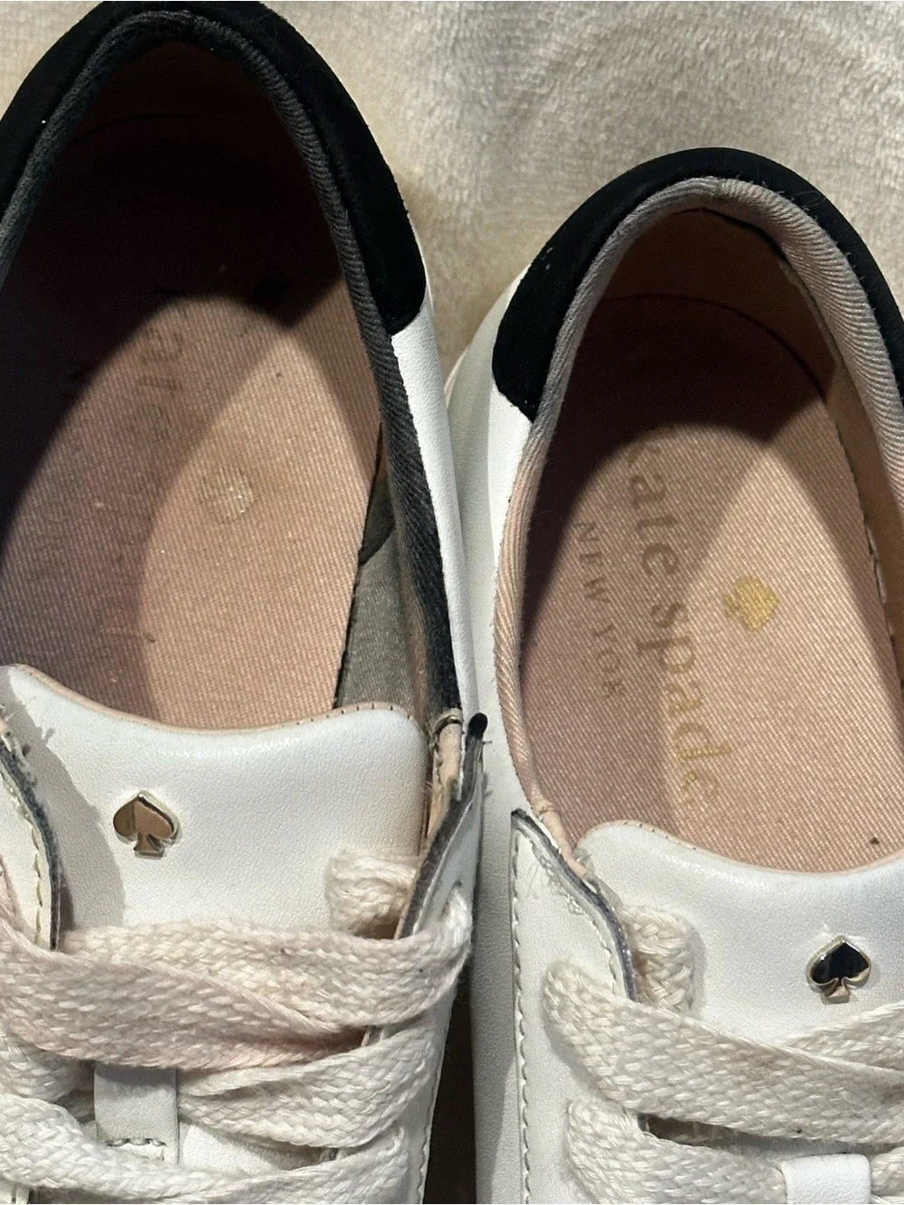 Kate Spade Fez Court Sneakers Womens 7.5B White Black Spade Logo Leather Low Top